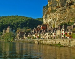 A-_La_Roque-Gageac_on_the_Dordogne1.jpg